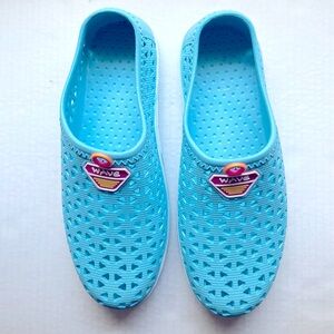 WAVE Water Garden Slip On Rubber Shoes in Aqua Blue. Non Slip Sole. Size 10 1/2